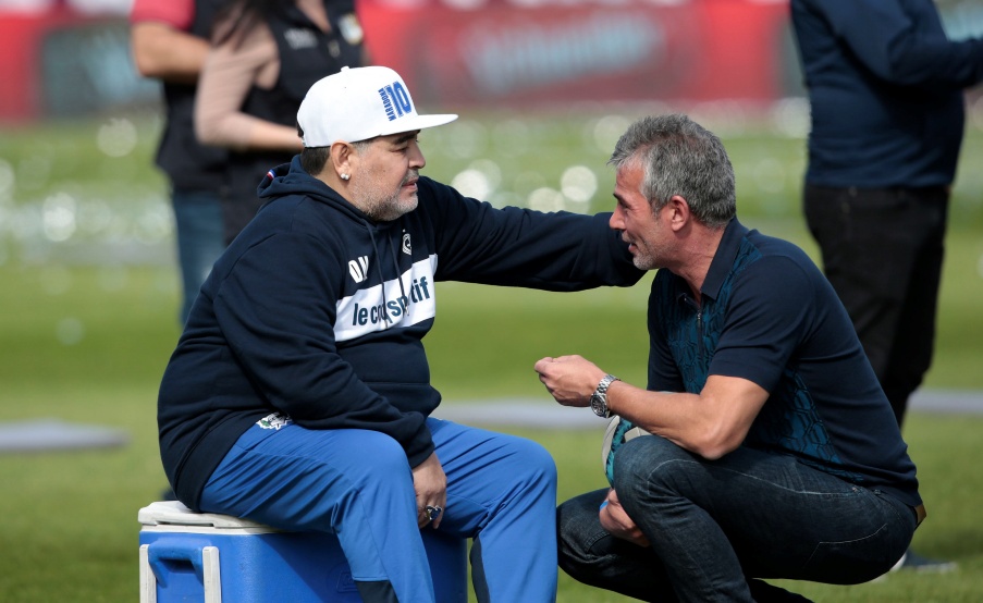 Gabriel Pellegrino junto a Diego Armando Maradona en su presentación como DT de Gimnasia(EFE)