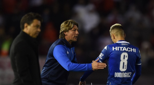 Heinze consuela a Nico Domínguez, ante la mirada de Gallardo