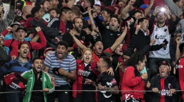 Los hinchas de Colón festejan la clasificación a la final de la Copa Sudamericana. Foto: @Sudamericana