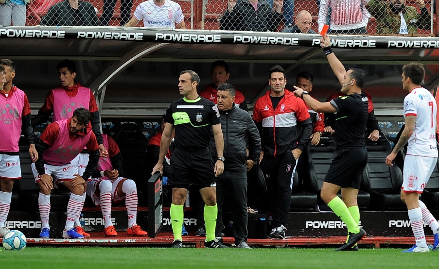 Fernando Espinoza fue protagonista de una situación particular en el entretiempo del clásico entre Huracán y San Lorenzo(Fotobaires)