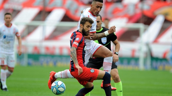Fernando Espinoza en una acción de juego