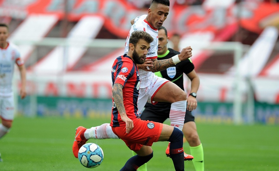 Fernando Espinoza en una acción de juego(Fotobaires)