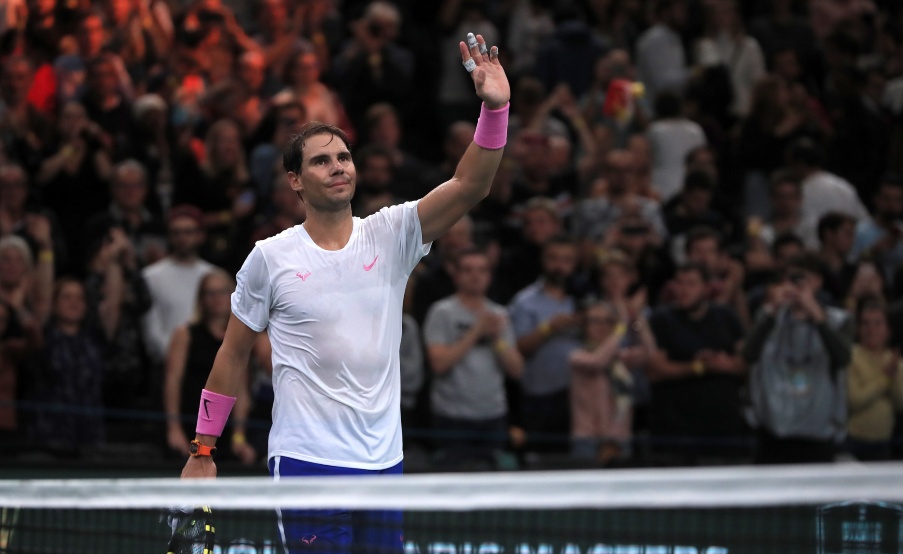 Rafael Nadal celebra tras ganar su partido de Cuartos de Final contra Jo-Wilfried Tsonga en el torneo de tenis Rolex Paris Masters en París, Francia.(EFE)