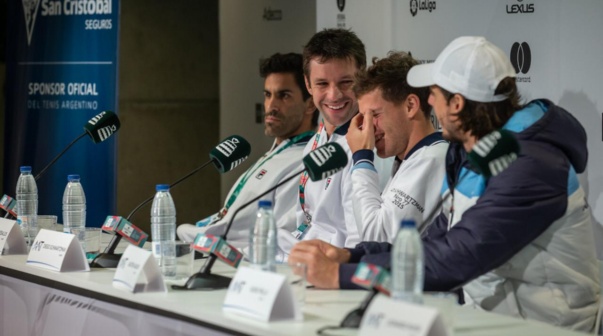 El equipo argentino de Copa Davis y un momento de diversión durante la conferencia de prensa