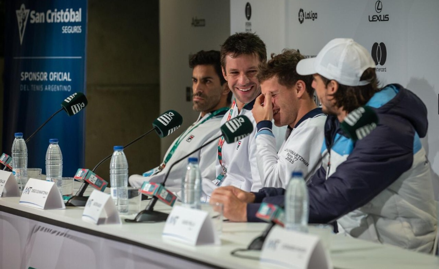 El equipo argentino de Copa Davis y un momento de diversión durante la conferencia de prensa