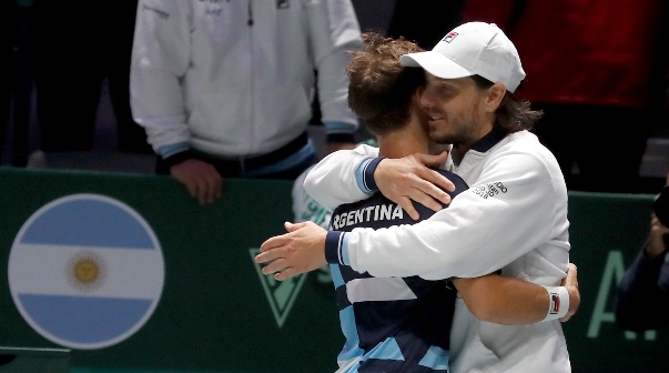 El festejo de Schwartzman con Gastón Gaudio