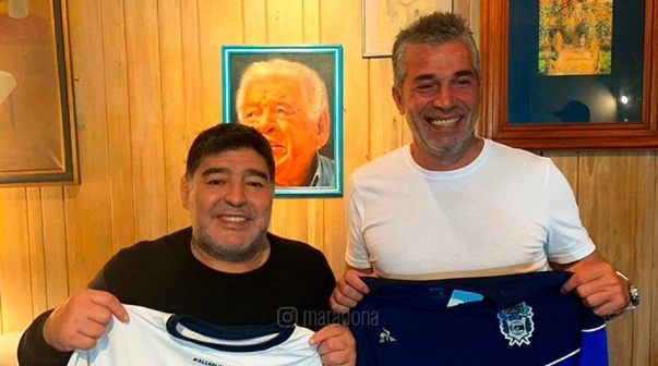 Diego Maradona y Gabriel Pellegrino, el día que firmó su contrato con Gimnasia