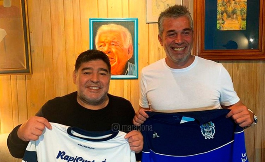 Diego Maradona y Gabriel Pellegrino, el día que firmó su contrato con Gimnasia(Instagram /maradona)