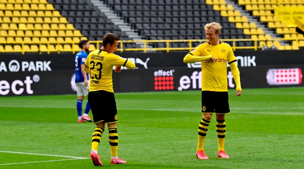 El festejo con distanciamiento social de Thorgan Hazard y Julian Brandt