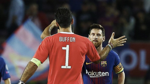Gianluigi Buffon junto a Lionel Messi en la Champions League