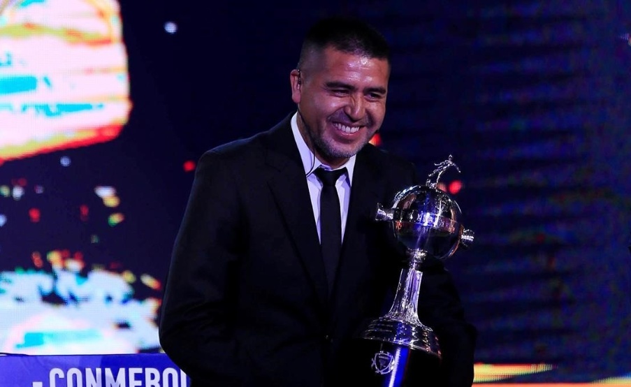 Juan Román Riquelme, con la Copa Libertadores(EFE)