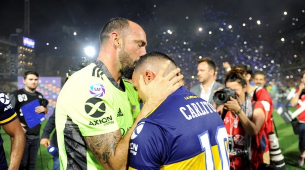 Marcos Díaz festeja con Carlos Tevez el título de Boca