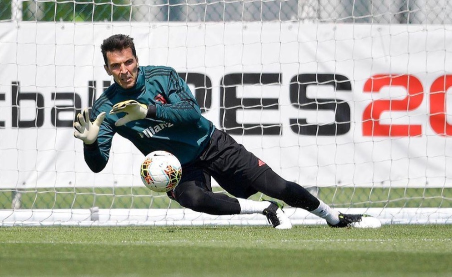 Juventus confirmó la continuidad por un año de Buffón y Chiellini