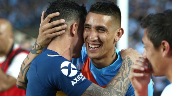 Ricky Centurión se saluda con Fernando Gago