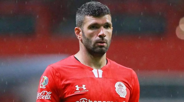 Emmanuel Gigliotti fue presentado como refuerzo de un equipo argentino