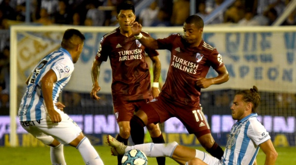 El presidente de Atlético Tucumán disparó contra River.