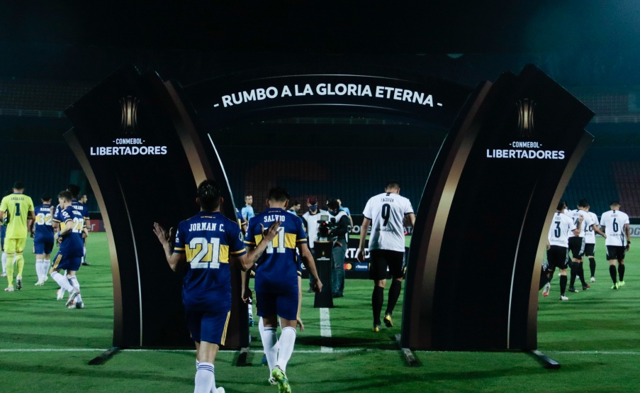 Los jugadores entran al campo de juego para disputar el partido entre Boca y Libertad en la reanudación  de la Copa Libertadores(Fotobaires)