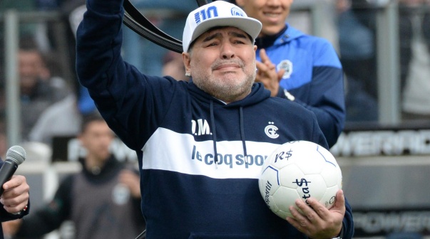 El alcalde de Nápoles pidió renombrar el estadio de la ciudad