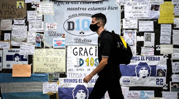 El doctor Leopoldo Luque publicó la primera foto de Diego Maradona tras la operación