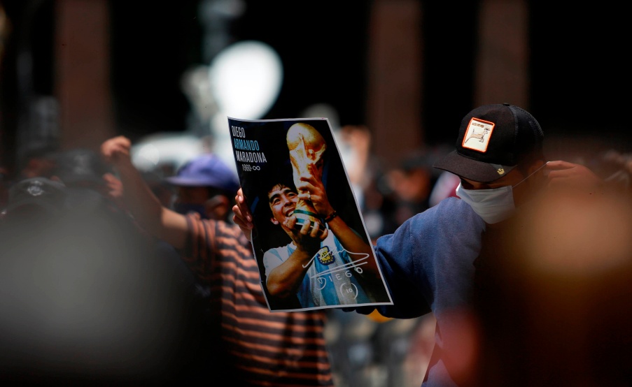 El pueblo llora la muerte de Diego Maradona(EFE)