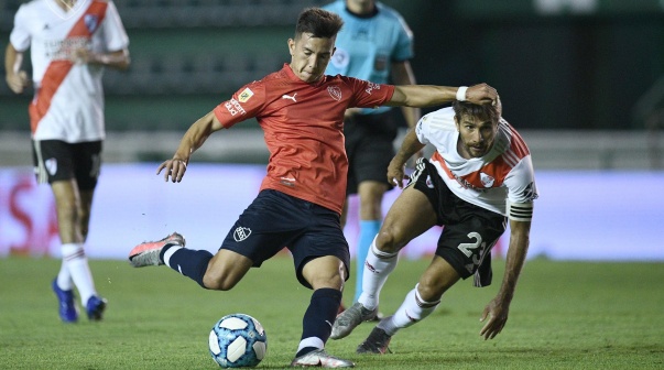 Alan Velasco en el partido ante River