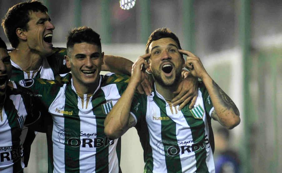 Nicolás Bertolo, en conflicto con Banfield(Fotobaires)