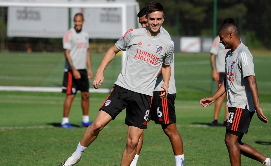 Agustín Palavecino y una sonrisa en el entrenamiento de River(Prensa River)