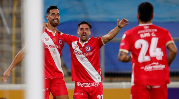Argentinos Juniors le ganó a Universidad Católica