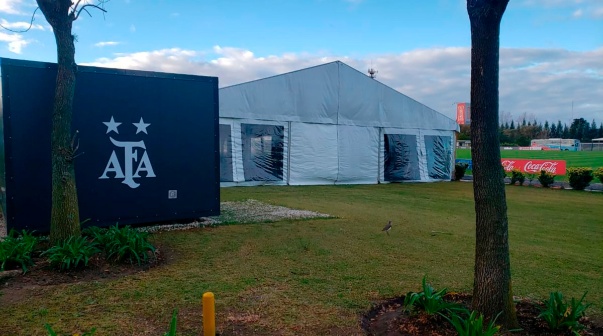 Un caso positivo de coronavirus en el predio de Ezeiza: La AFA confirmó que tiene COVID-19 un 