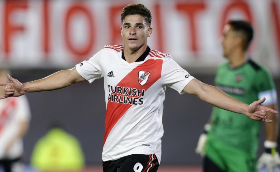 Julián Alvarez celebra uno de sus goles en la gran producción contra Patronato, mientras allá atrás sufre el arquero Matías Ibáñez.(Fotobaires)