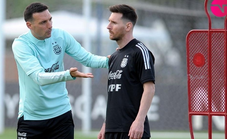 Messi recibe una indicación de Scaloni en una de las prácticas previas a Uruguay. Lo mejor sería que Leo no juegue en Montevideo.