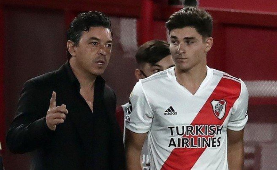 Marcelo Gallardo saluda a Julián Älvarez. Dos de las grandes ventajas de River sobre Boca: un DT diferente y un futbolista distinto,