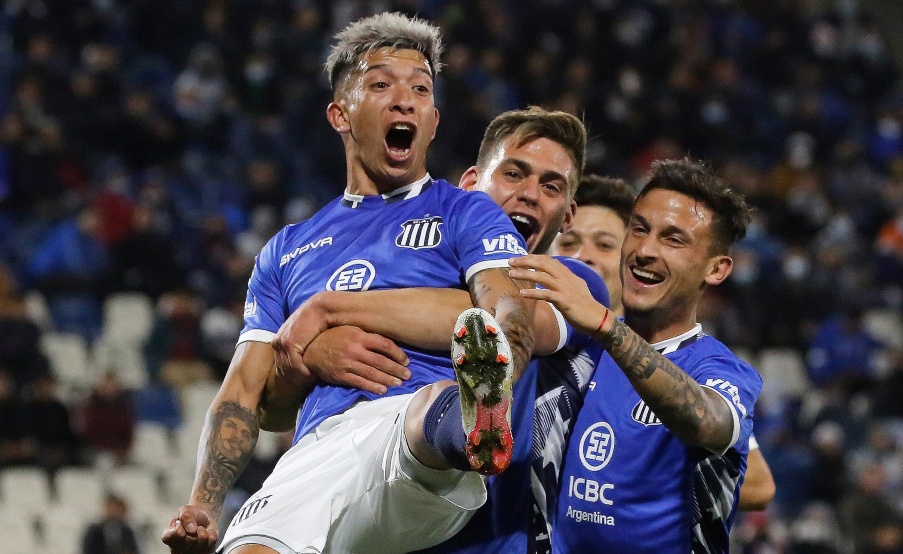 Futbol, Universidad Catolica vs Talleres.Copa Libertadores 2022.El jugador de Talleres Matias Esquivel, centro, celebra su gol contra Universidad Catolica durante el partido por el grupo H de la Copa Libertadores realizado en el estadio San Carlos de Apoquindo, Santiago, Chile.24/05/2022Jonnathan Oyarzun/PhotosportFootball, Universidad Catolica vs Talleres.2022 Copa Libertadores Championship.Talleres’s player Matias Esquivel, center, celebrates his goal against Universidad Catolica during match of group H Copa Libertadores championship held at San Carlos de Apoquindo stadium in Santiago, Chile.24/05/2022Jonnathan Oyarzun/Photosport(JONNATHAN OYARZUN/PHOTOSPORT, PHOTOSPORT CHILE)