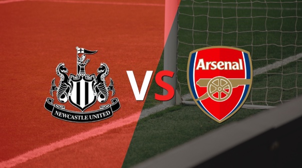Arsenal aventaja a Newcastle United