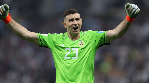 Dibu Martínez sobre un jugador en la final vs Francia: 