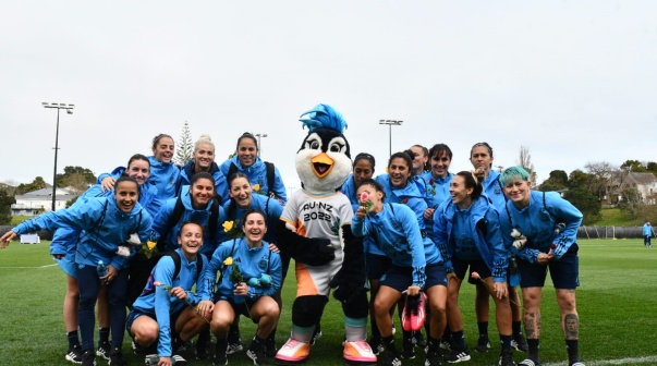 Las chicas de Argentina con la mascota del Mundial 2023