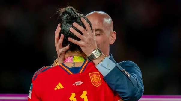 Luis Rubiales y un beso a Jenni Hermoso que generó polémica