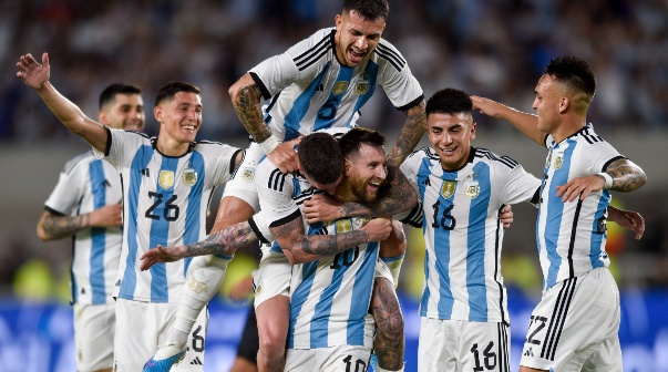 Lionel Messi (10), de Argentina, celebra con sus compañeros de la selección albiceleste, despues de anotar el segundo gol de su equipo en contra de Panamá, durante el partido amistoso, en Buenos Aires, Argentina, el jueves 23 de marzo de 2023. (AP Foto/Gustavo Garello)