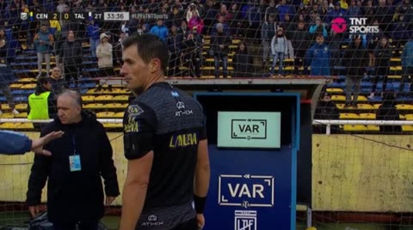 Sebastián Martínez, en el VAR de Rosario Central vs. Talleres