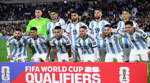 ¡Lo sigue la Selección Argentina pero debutó con otro país!