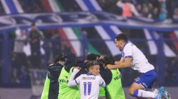 Velez le ganó a Arsenal.
