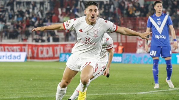 Matías Cóccaro marcó un doblete ante Vélez.