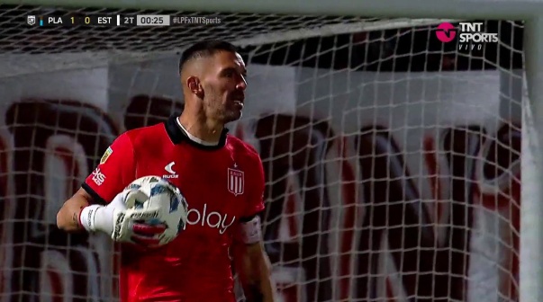 El delantero encontró un rebote dentro del área y remató al arco pero se topó con una buena respuesta de Andujar