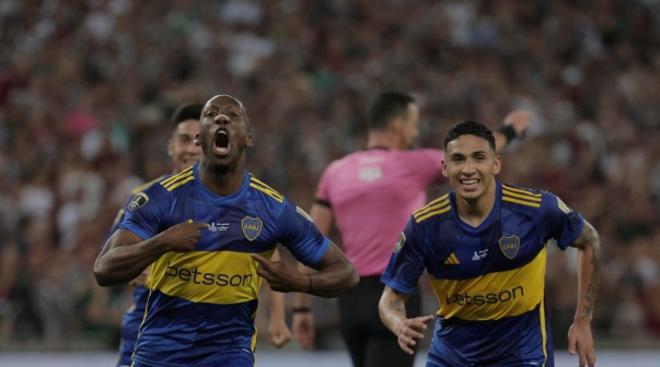 Paolo Guerrero se rindió en elogios ante Luis Advíncula en Boca