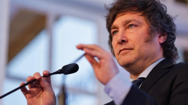 Milei le apuntó a Chiqui Tapia tras las eliminaciones de Boca y River