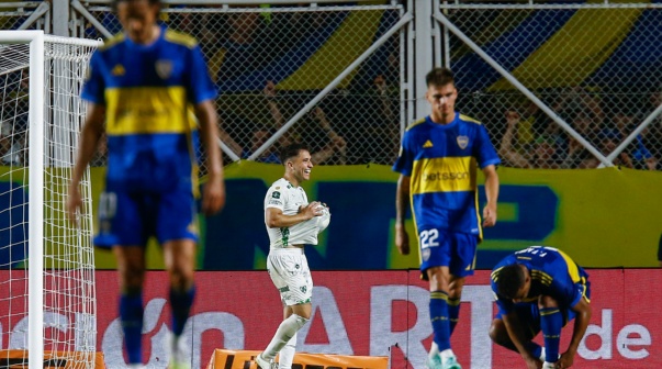 Los jugadores de Boca, tras el empate ante Sarmiento
