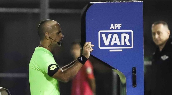 El histórico cambio en el VAR que implementará la Premier League en la próxima temporada