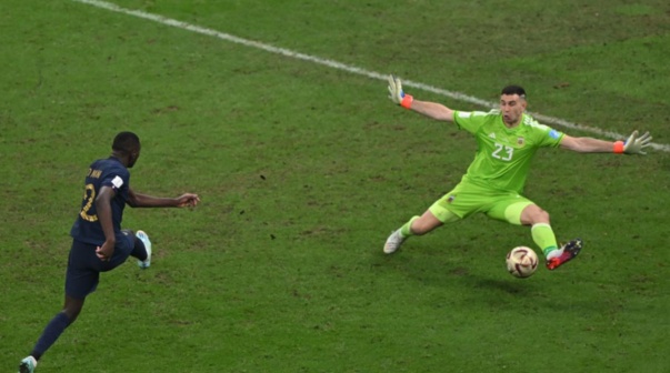 Dibu Martínez, gigante ante Kolo Muani en Qatar 2022