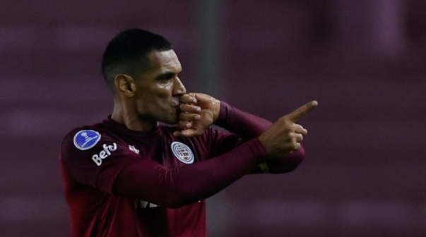 Sand disparó contra un jugador de Boca y calentó el Superclásico: 