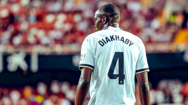 El preocupante parte médico del Valencia tras la dura lesión de Diakhaby